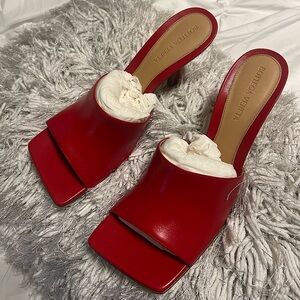 I’m selling a brand new bottega heel red size 39